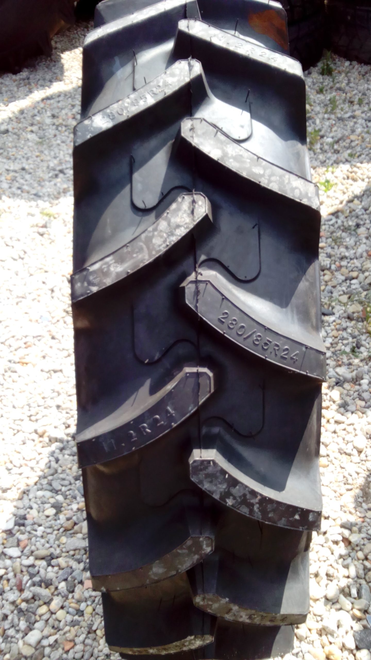 Armour 11,2-R-24 R-1W MG abroncs 280/85-R-24 Armour R-1W (11,2-R-24) 115A8/112B TL