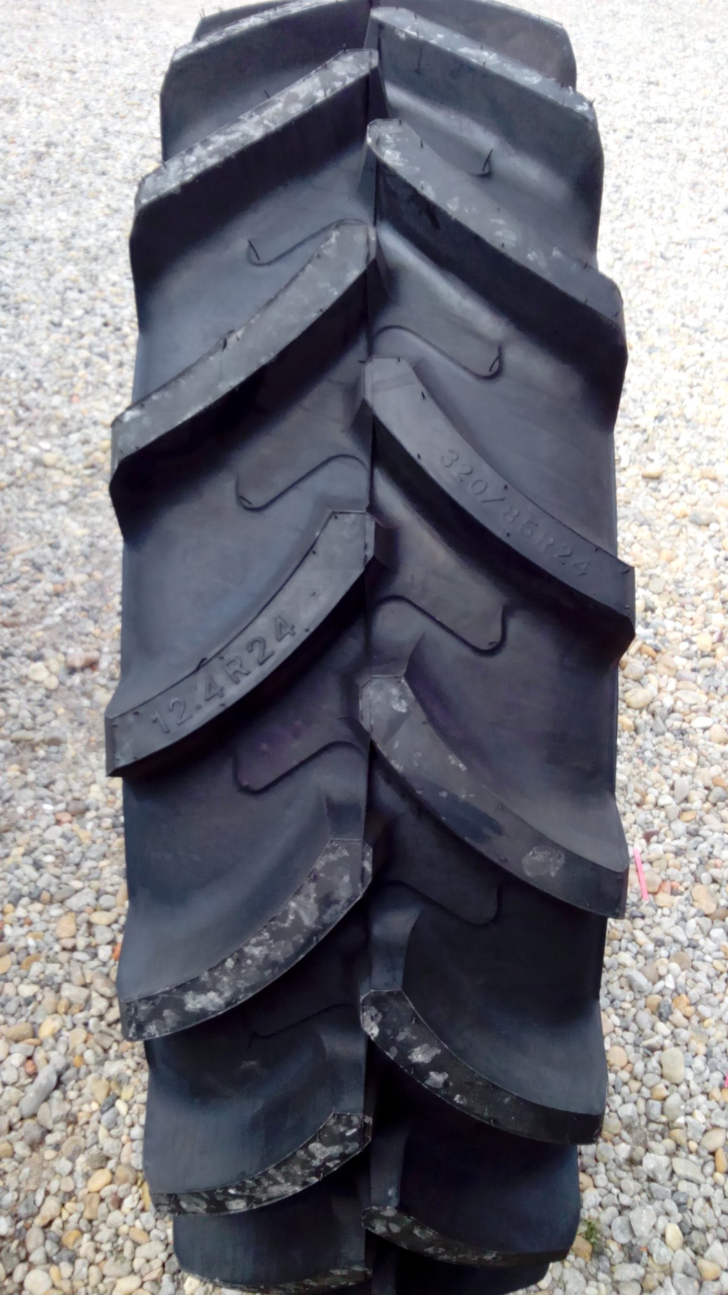 Armour R-1W MG abroncs 320/85-R-28 Armour R-1W (12,4-R-28) TL