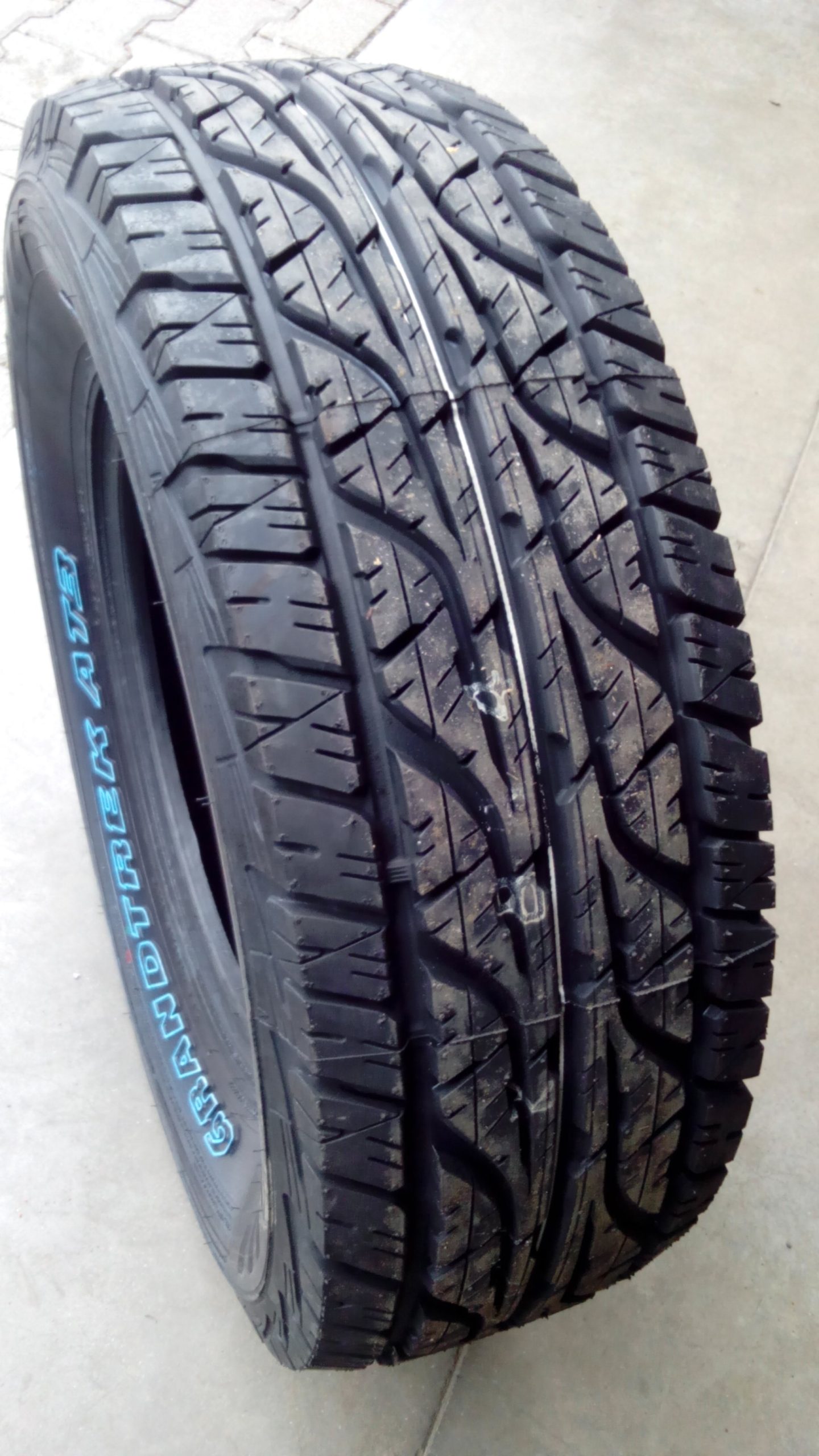 Terepjáró gumiabroncs 255/70-R-16 Dunlop Grandtrek AT3 OWL 111T Terepjáró abroncs 225/70-R-16 Dunlop GRANDTREK AT3 OWL 103T peremvédős